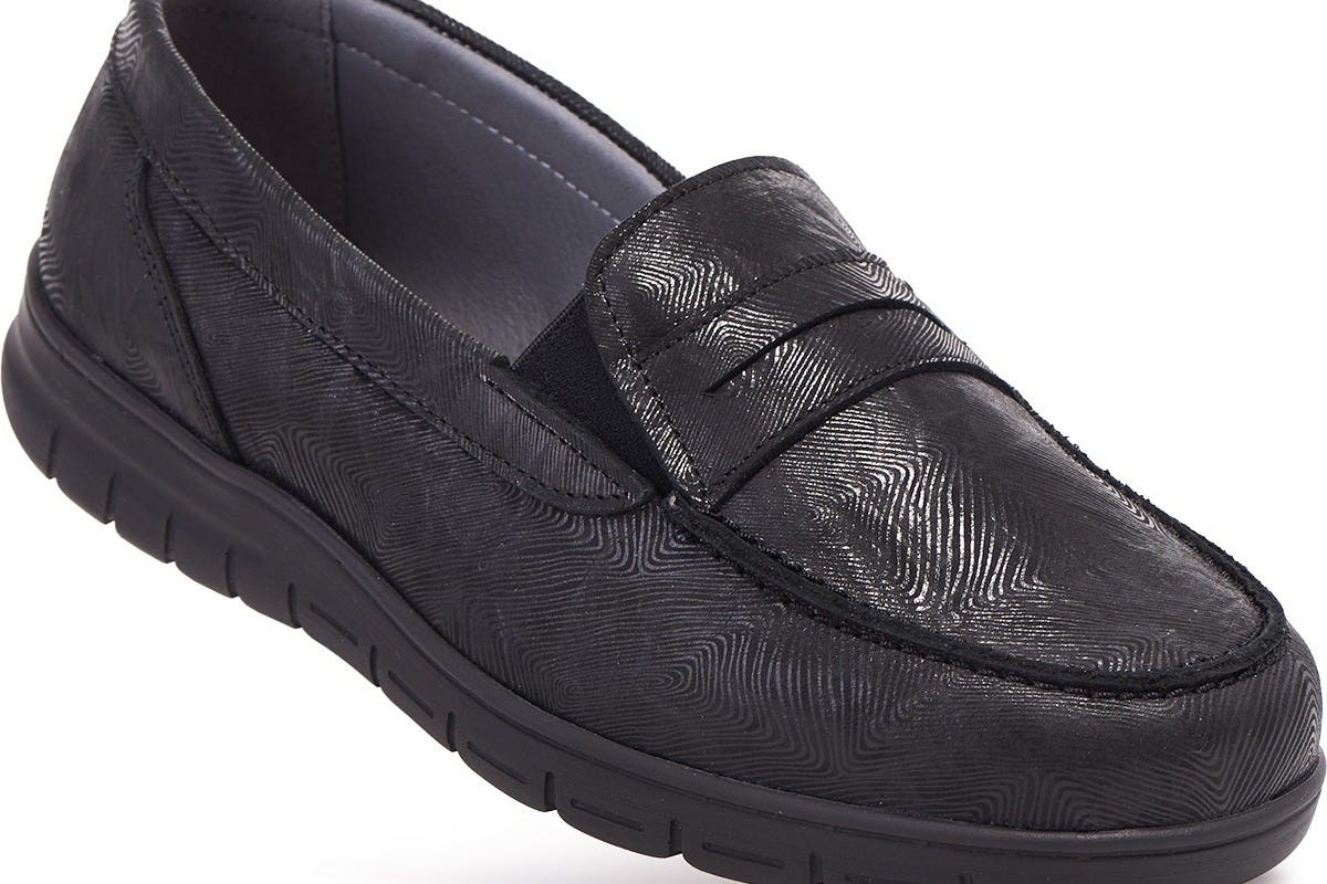 A roomy neutral shoe for walking-heavy outfits