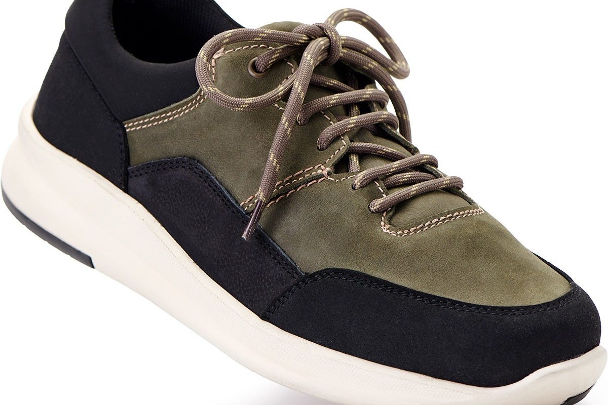 A dark extra roomy shoe for everyday capsule outfits
