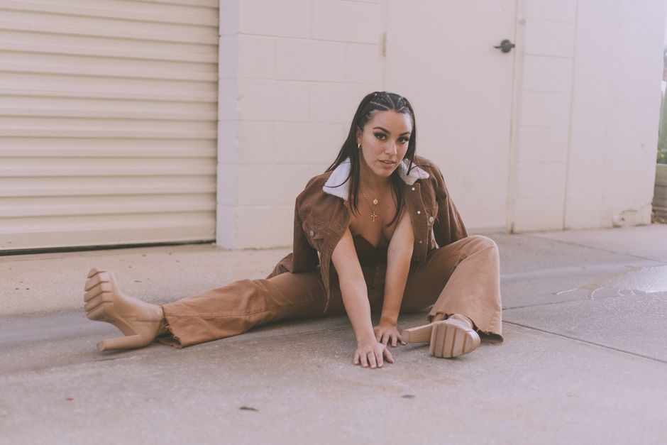 Gender-Neutral Streetwear Wardrobe: 12 Pieces That Work