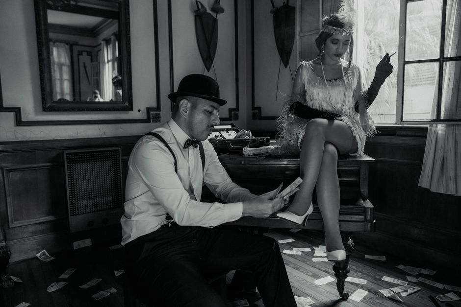 A nostalgic 1920s scene of a couple in Buenos Aires, exuding vintage fashion and high society charm.